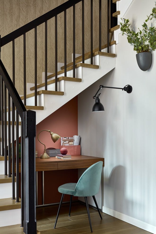 Arbeitszimmer unter der Treppe im Innenraum
