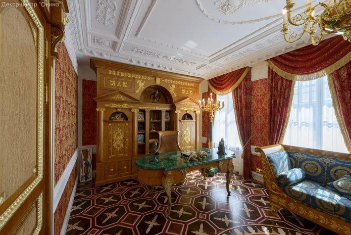 Arbeitszimmer-Interieur im Empire-Stil