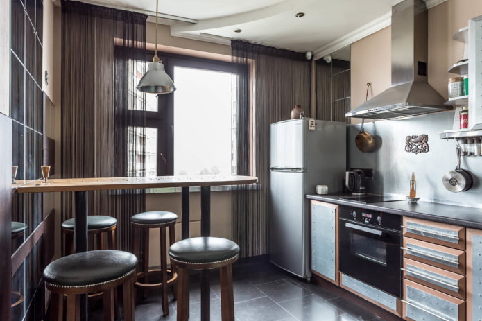 Kühlschrank im Innenraum einer 10 m² großen Küche