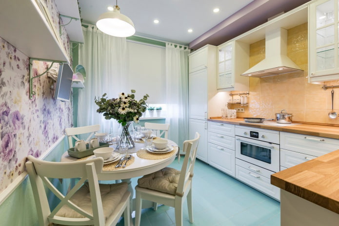 10 m² Küche im Provence-Stil