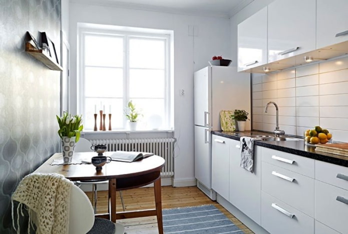 Kühlschrank am Fenster