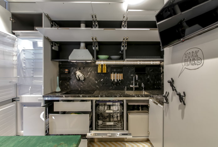 Küche mit Kühlschrank