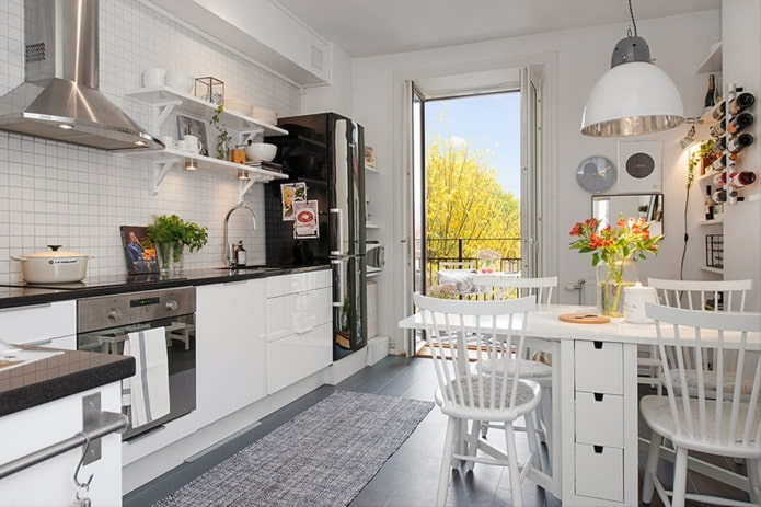 Küche mit Ausgang zum Balkon