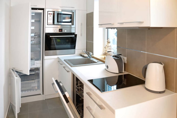 Eckset und Kühlschrank in der Küchenecke