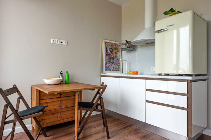 Küchenfläche von 6 Quadratmetern mit Kühlschrank
