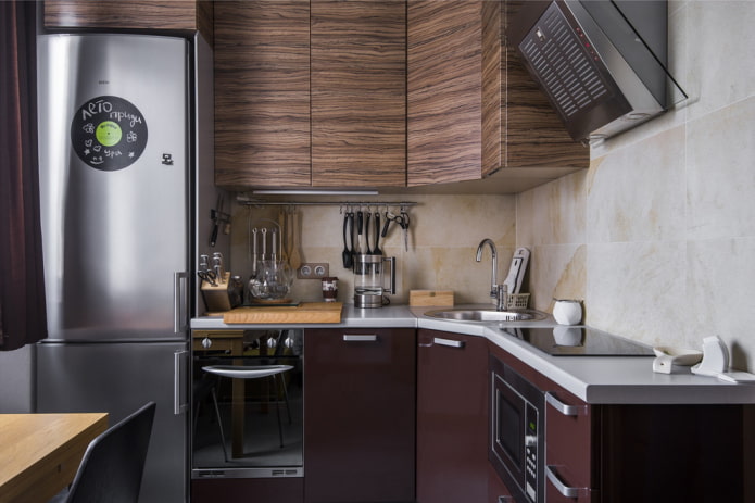 Küchenfläche von 6 Quadratmetern mit Kühlschrank