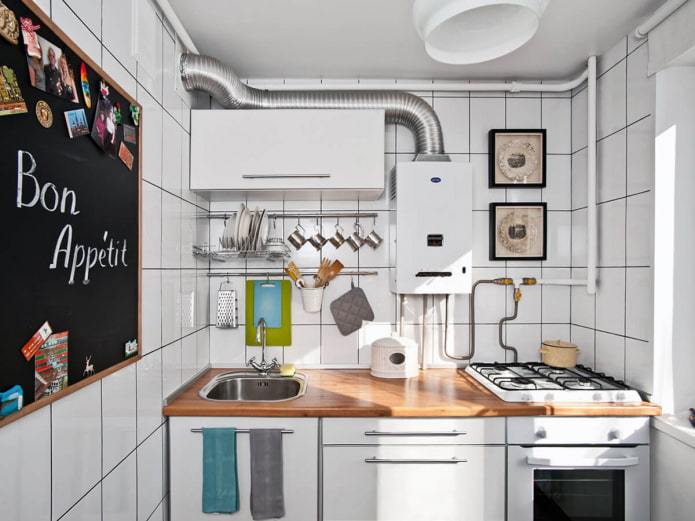 Küchenfläche von 6 Quadratmetern mit einem Gaswarmwasserbereiter