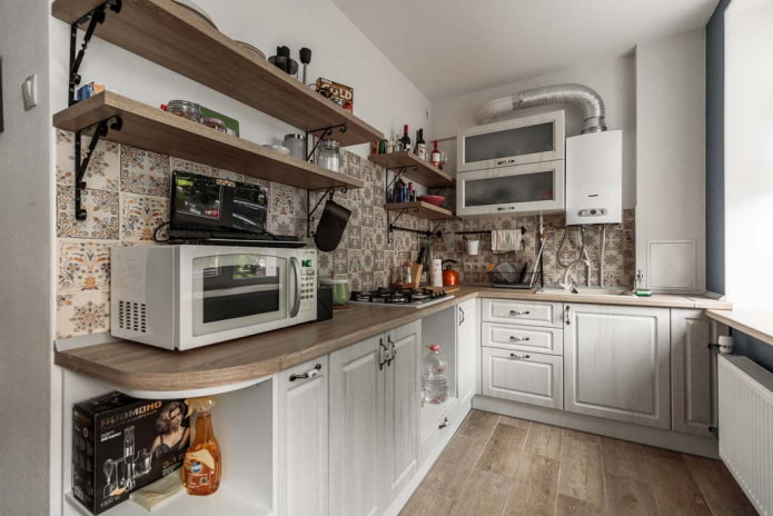 Küchenfläche von 6 Quadratmetern mit einem Gaswarmwasserbereiter