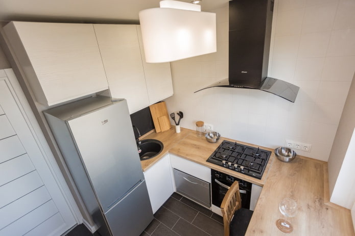 Küchenfläche von 6 Quadratmetern mit Kühlschrank