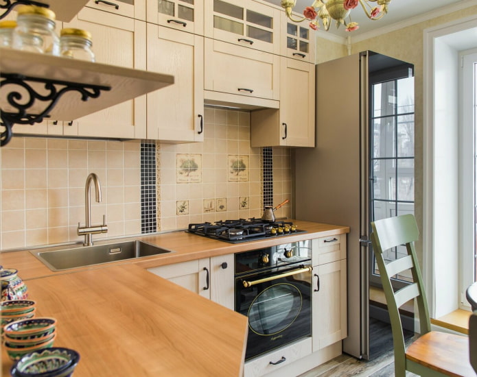 Kühlschrank in einer 8 m² großen Küche