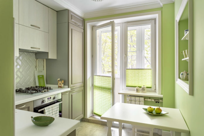 Kücheninnenraum von 8 qm mit Balkon