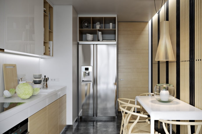 Kühlschrank neben der Tür