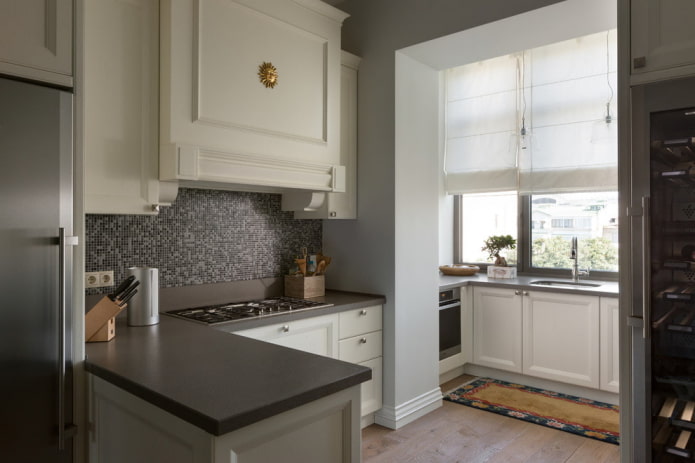 Kombinierte Küche mit Balkon