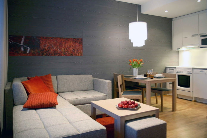Graues Ecksofa in der Zimmerecke