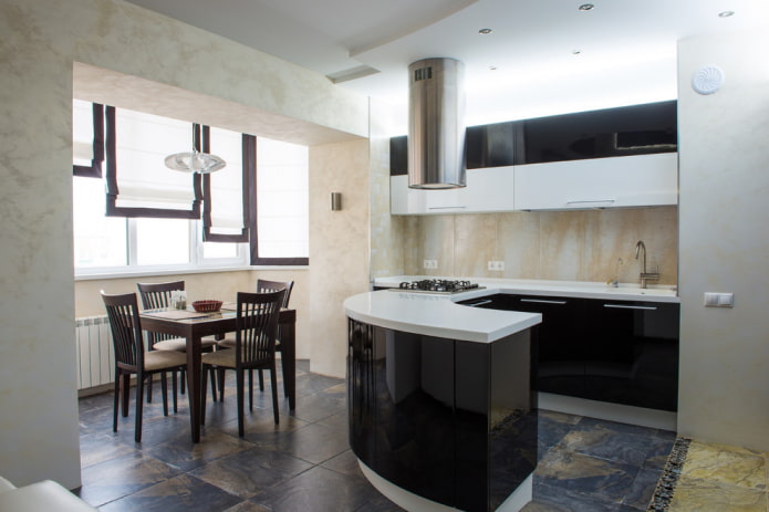 Design der Öffnung im Inneren der Küche kombiniert mit der Loggia