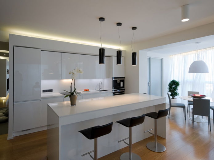 Design einer Küche kombiniert mit Loggia im minimalistischen Loft-Stil