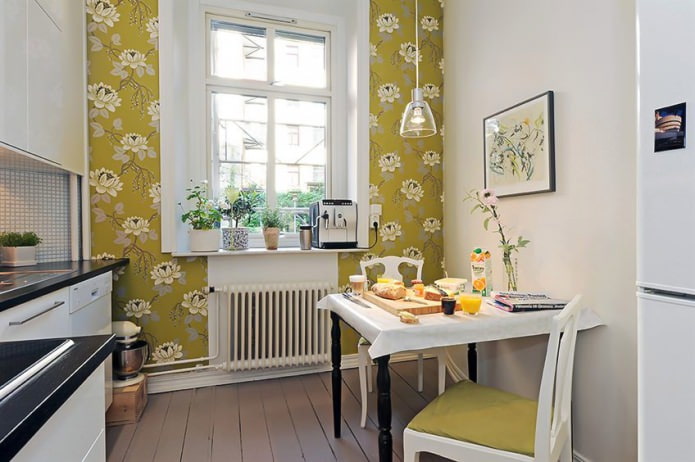 Grüne Tapete mit Blumenmuster im Design der Küche im skandinavischen Stil