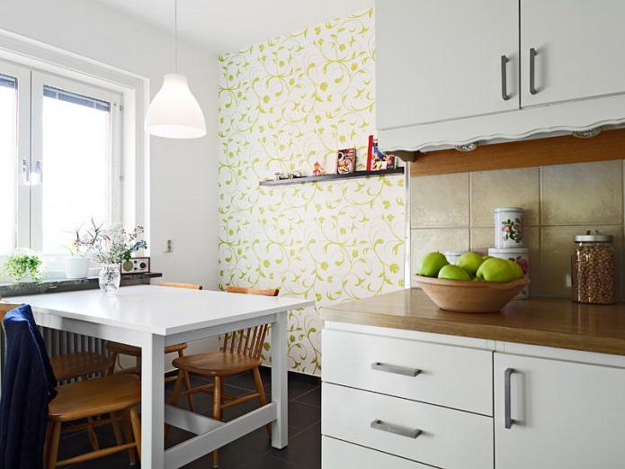 Weiß-grüne Tapete mit floralem Ornament im Küchendesign