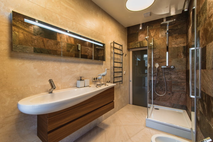 Badezimmerdesign im Inneren einer 100 Quadratmeter großen Wohnung