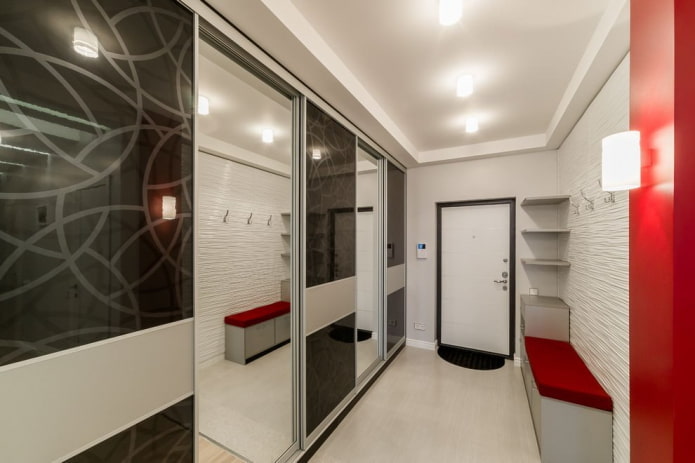 Flurgestaltung im Inneren einer 100 Quadratmeter großen Wohnung
