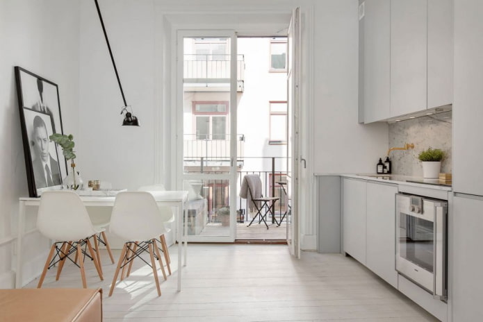 Innenraum einer 100 Quadratmeter großen Wohnung im skandinavischen Stil