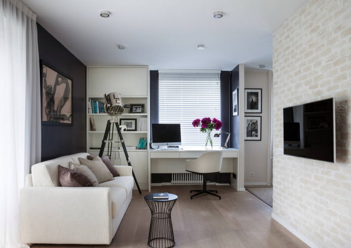 Arbeitsplatz im Inneren eines Studio-Apartments von 35 Quadratmetern