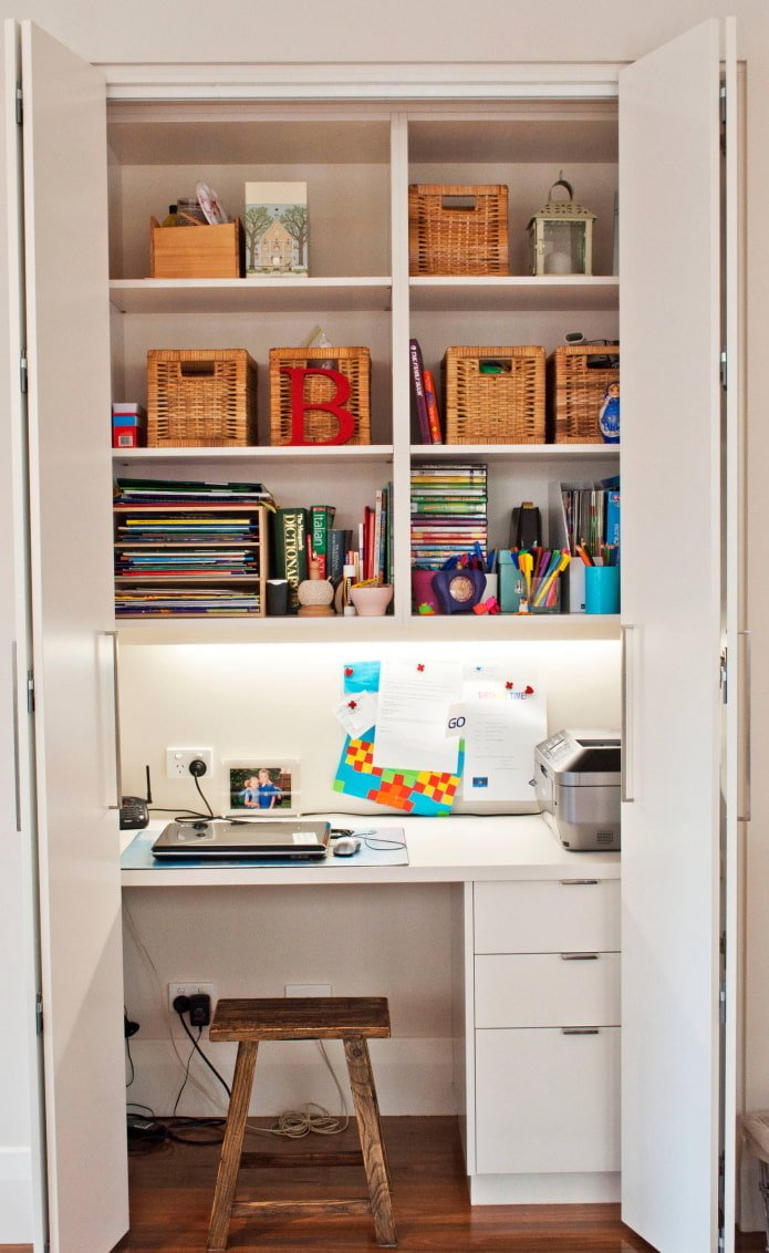Arbeitsplatz in einem Schrank