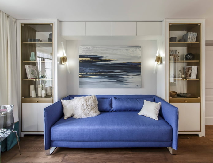 Sofa in einer Nische aus Schränken