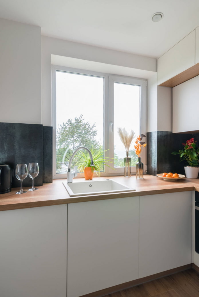 Fensterbank-Tisch
