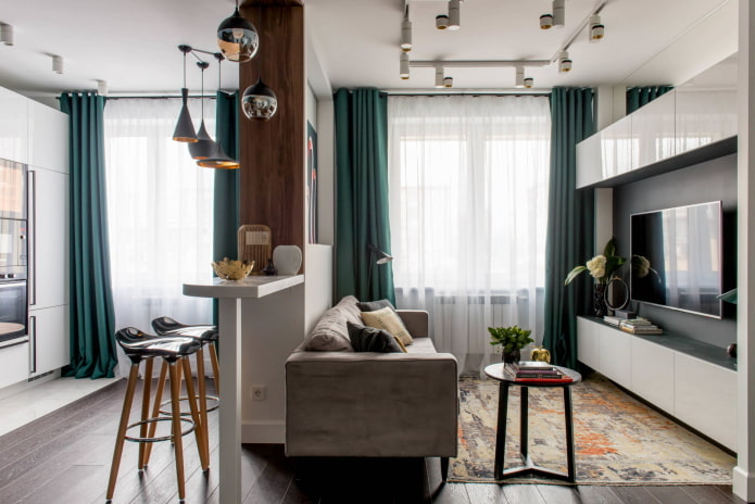 Studio mit Spiegel hinter dem Schrank