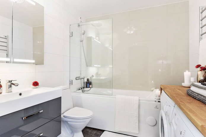 Helles Badezimmer
