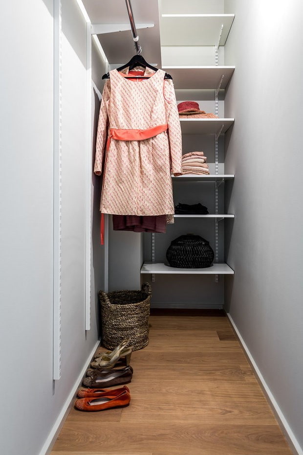 Ankleidezimmer-Design im Innenraum einer 40 Quadratmeter großen Wohnung