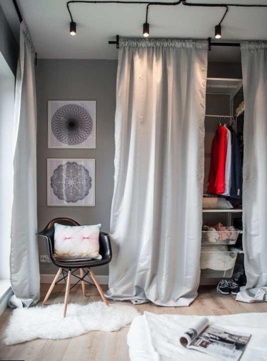 Ankleidezimmer-Design im Innenraum einer 40 Quadratmeter großen Wohnung