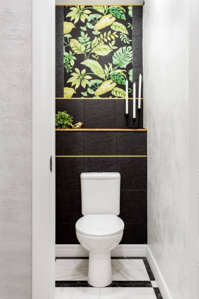 Schwarze Wand in der Toilette
