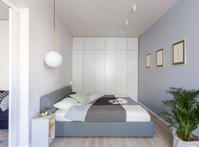 Bett und Kleiderschränke entlang der gesamten Wand