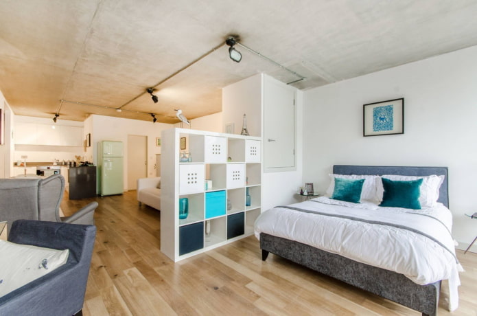 Loft-Studio mit hellen Details