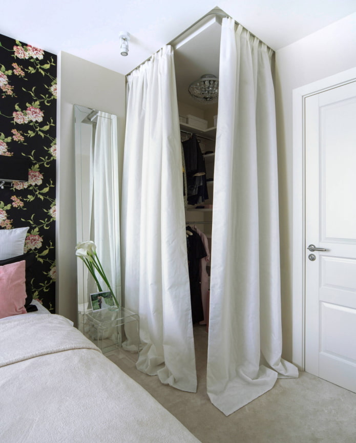 Mini-Ankleidezimmer hinter Vorhängen