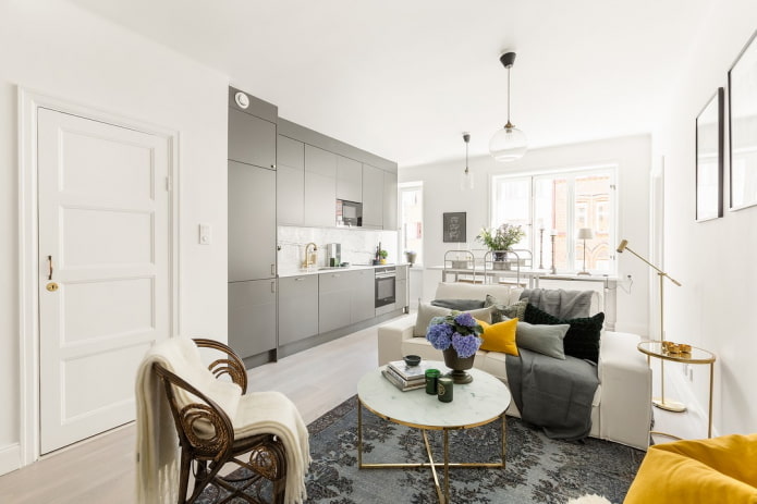 Innenraum einer 50 Quadratmeter großen Wohnung im skandinavischen Stil