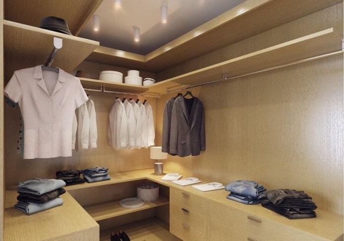Ankleidezimmer-Interieur in einer 50 Quadratmeter großen Wohnung