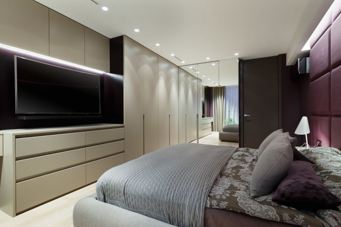 Fernseher und Kleiderschränke im Schlafzimmer