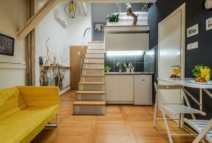 Innenraum eines zweistöckigen Studio-Apartments