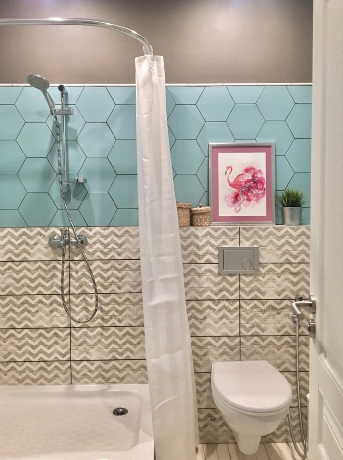 Badezimmerdesign im Inneren eines Studio-Apartments