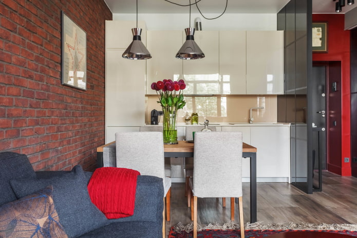 Loft mit roten Elementen