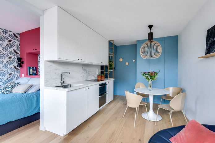Blaue Wand und Schrank 
