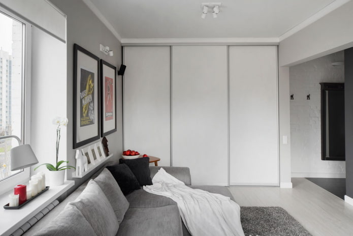 Möbelanordnung im Innenraum eines Studio-Apartments