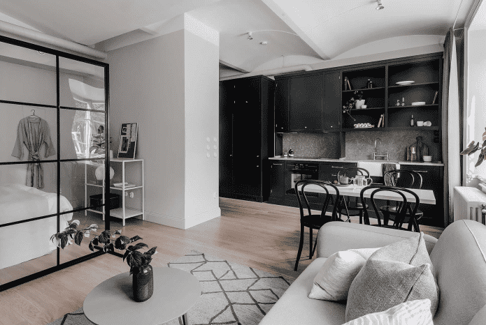 Innenraum eines Studio-Apartments im skandinavischen Stil