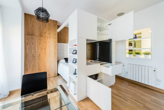 Möbelanordnung im Inneren eines Studio-Apartments