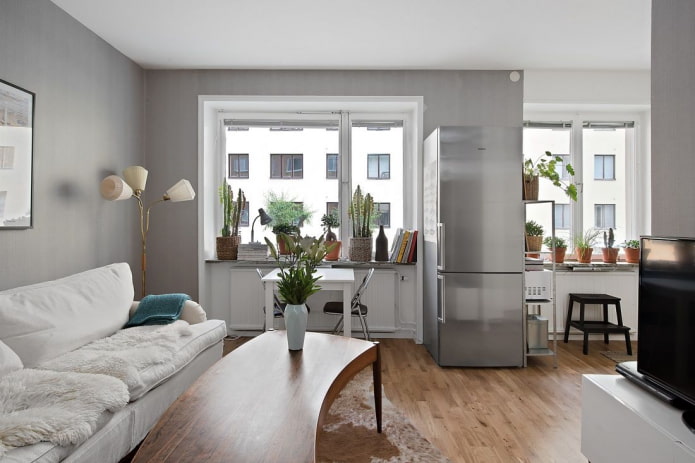 Studio-Apartment-Innenraum mit zwei Fenstern