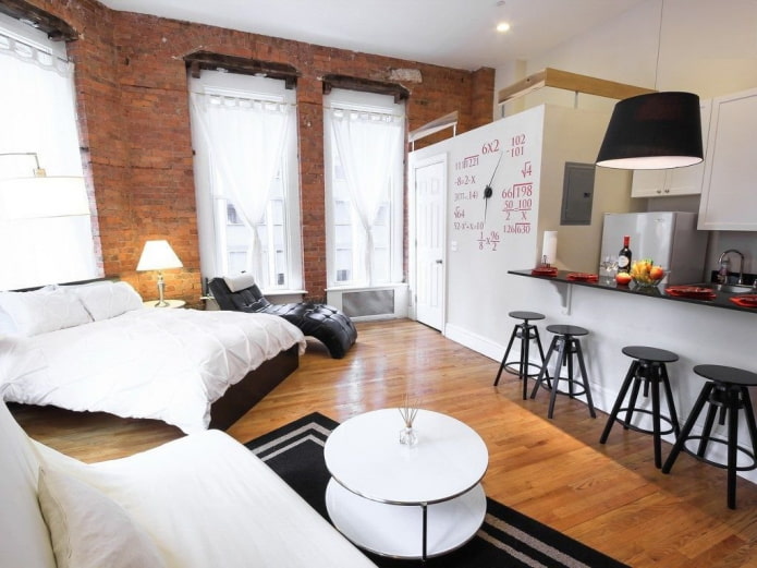 Studio-Apartment-Innenraum mit drei Fenstern
