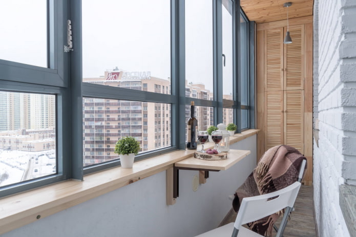 Einbauschrank auf dem Balkon